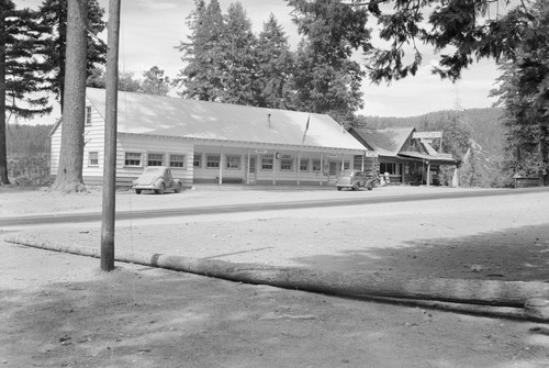 Lassen Lodge with visitors, Paynes Creek California, late 1940s